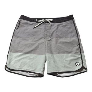 Vuori Cruise Boardshort Men’s 36 Gray Stripe 7” Inseam Tie Waist